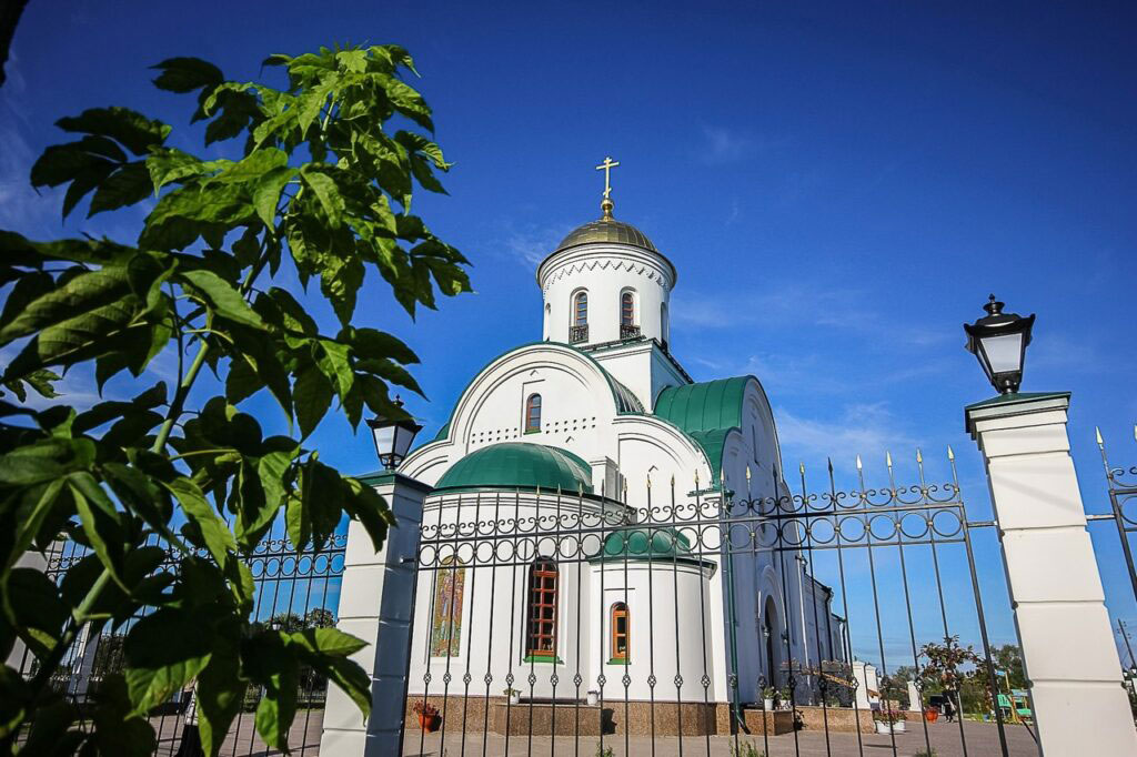 Храм в честь святого великомученика Пантелеимона поселка Роза Челябинской епархии